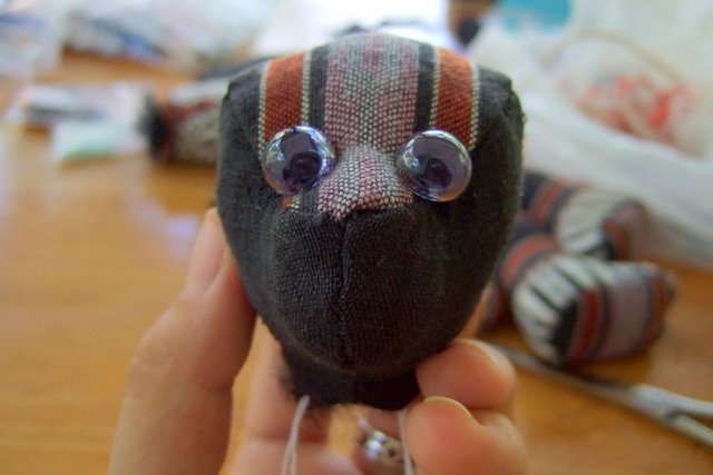 Teddy bear head and eyes, free lessons how to build a teddy bear, pattern to download teddy bear stuffed doll, how to sew a teddy bear, free tutorials