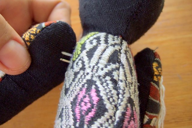 Teddy bear lessons, stuffed teddy bear dolls, how to build a teddy bear, hand made teddy bears. placing teddy bears arms, how to sew a teddy bear, free tutorials, free pattern to download