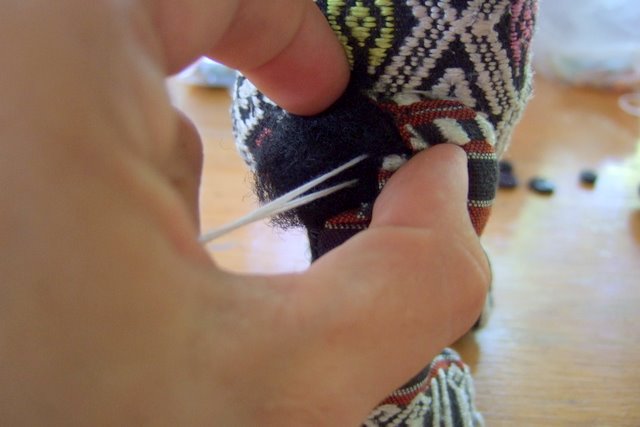 Teddy bear stuffed dolls, free tutorials, photo lessons how to build a teddy bear. teddy bears lesson, how to sew a teddy bear, free pattern, placing teddy bears legs, how to build a teddy bears